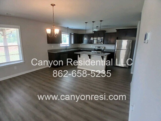 Building Photo - MUST SEE Fantastic 4BR 2/5 BA near everyth...