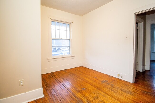 Building Photo - 4bed/2bath House right Downtown!!