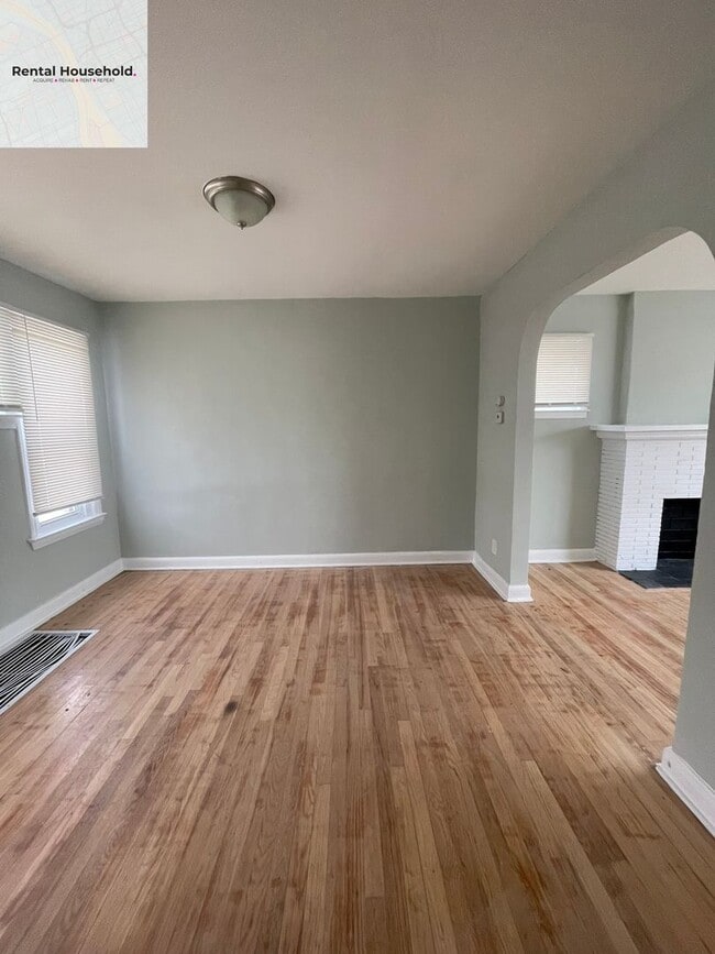 Building Photo - Spacious 3 Bedroom Home with Fenced Yard-Only $1200 a month