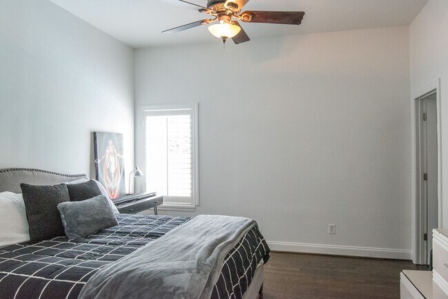 Building Photo - Luxury Living w/ Pool In Brentwood!