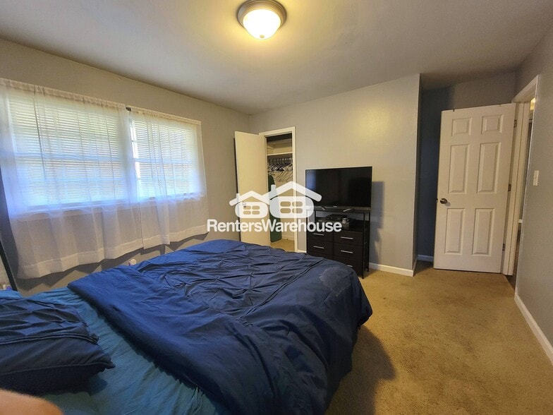 Building Photo - 3566 Highwood Dr SW