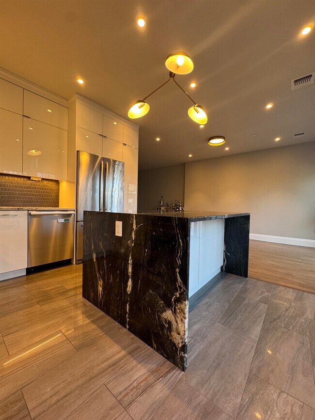 Building Photo - 16 Bright St