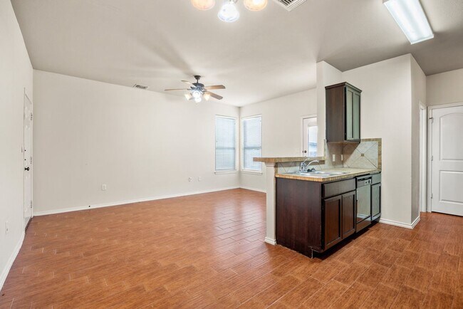 Building Photo - Available Now! Nice 3 Bedroom, 2.5 Bath Duplex located in New Braunfels!