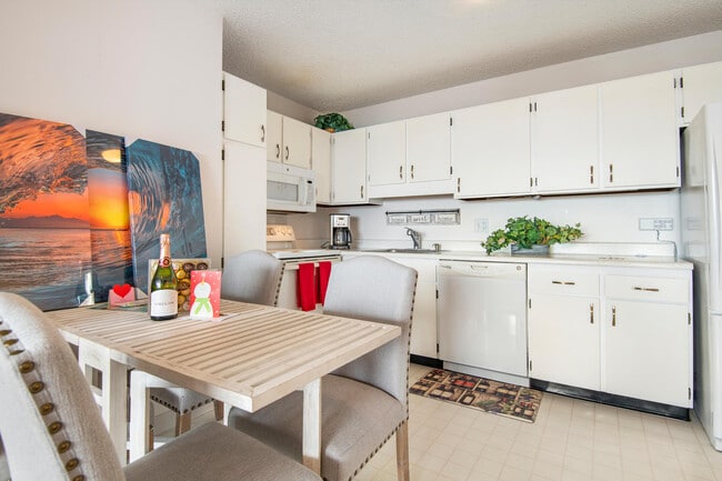 Building Photo - 2240 Kuhio Ave