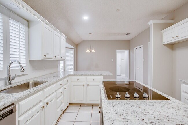 Building Photo - Newly Remodeled Prestigious Home!!