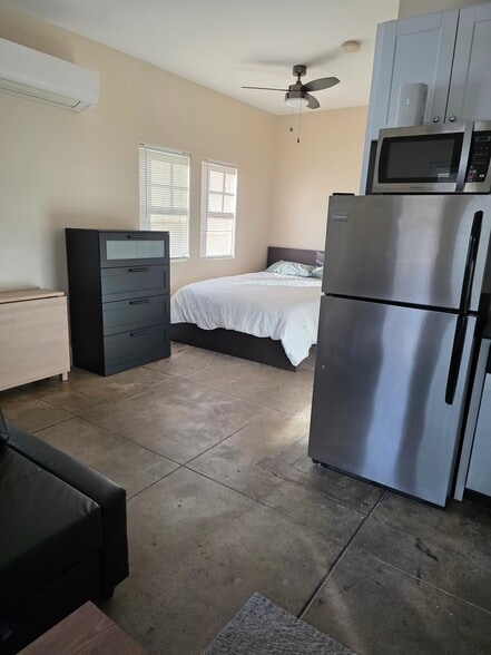 Building Photo - 1049 N Jacobus Ave