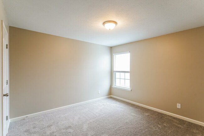 Building Photo - 221 Quiet Ln