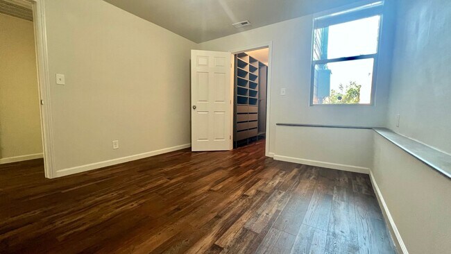Building Photo - 696-694-29th