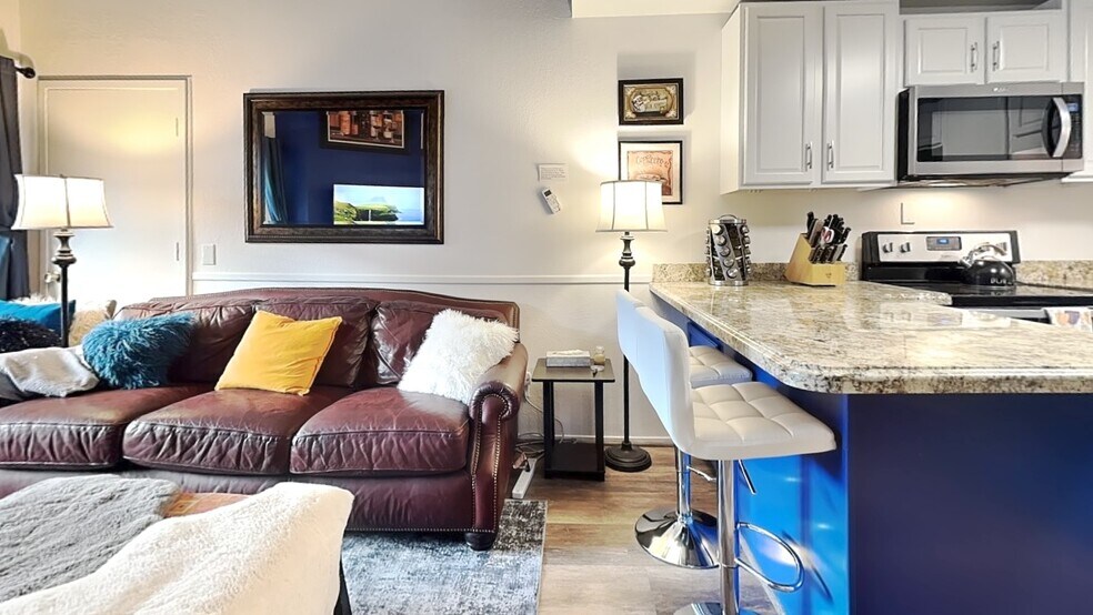 Living room leather couch - 1530 Empire Ave