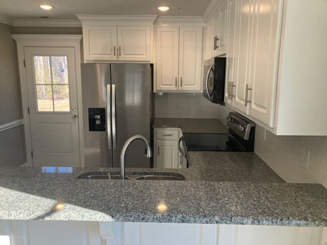 Building Photo - 5243 Castlewood Dr