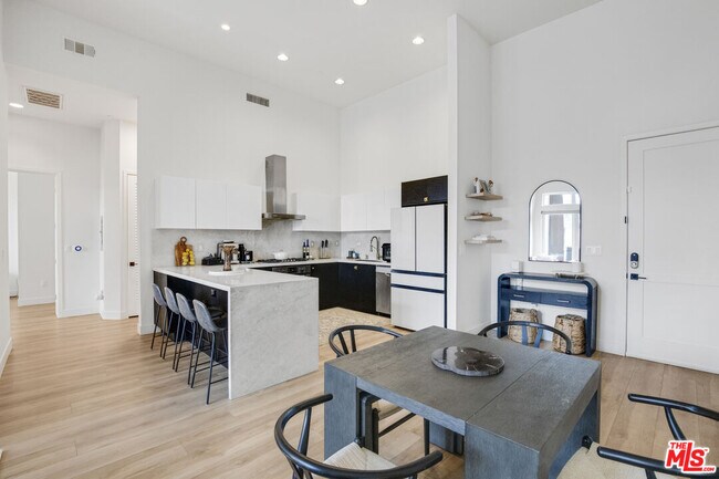 Building Photo - 118 S Kenwood St