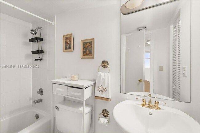 Building Photo - 210 Seaview Dr