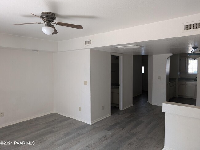 Building Photo - 9615 E Lakeshore Dr