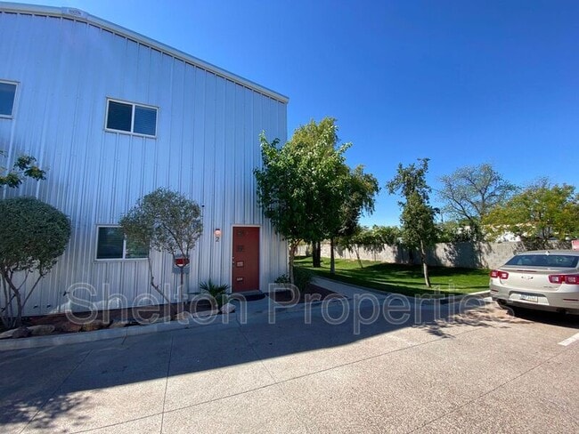 Primary Photo - 2121 W Hayward Ave