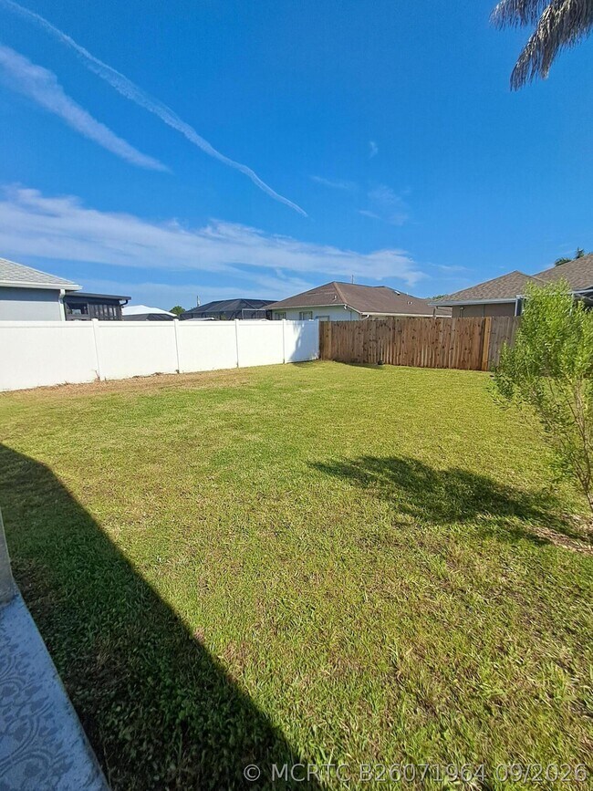 Building Photo - 2697 SW Altamira Ave