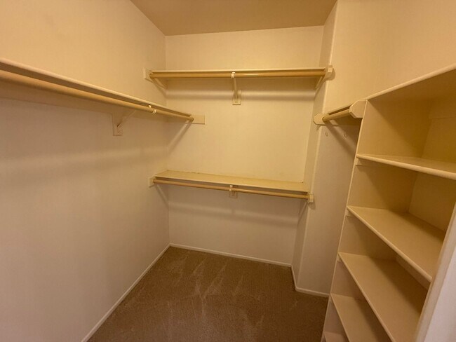 Building Photo - LOCATION LOCATION!! 4BR/3BA Townhome in De...