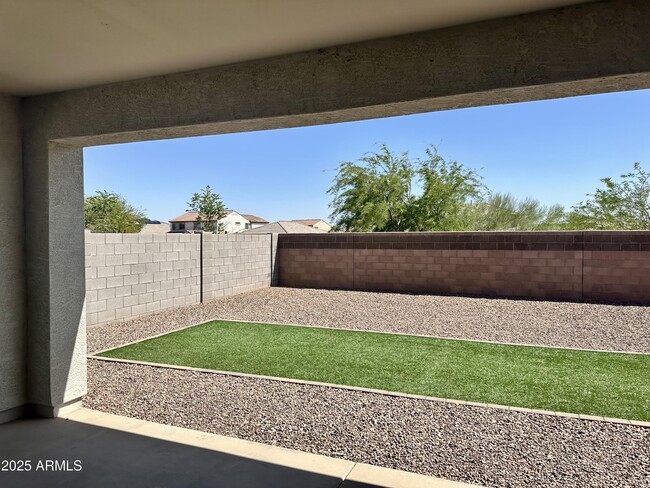 Building Photo - 935 E Horro Rd
