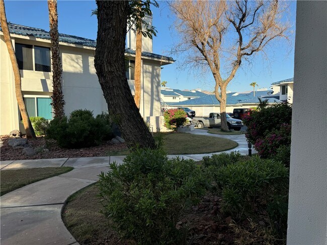 Building Photo - 1800 Club House Dr