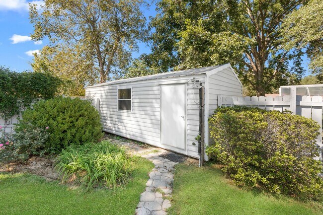 Building Photo - 616 Pinewood Dr