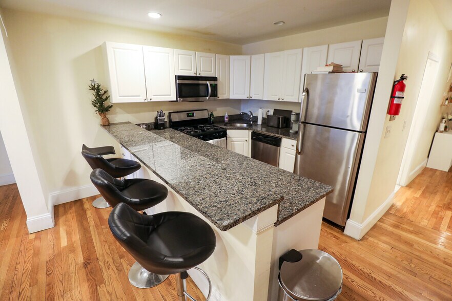 Building Photo - 323 Saint Paul St