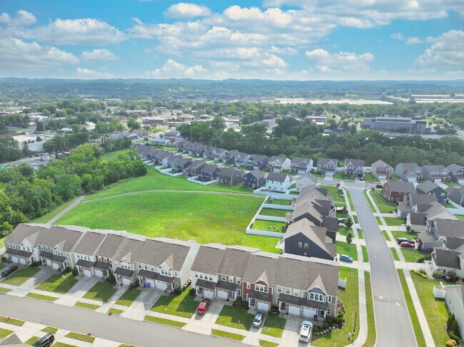 Building Photo - Rent to Own Option - Beautiful, like new 3BR/2.5BA townhouse in Goodlettsville