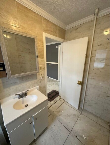 Building Photo - 296 Tolland St