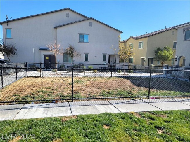 Building Photo - 3-BEDROOM TOWNHOME IN GATED NORTH LAS VEGA...