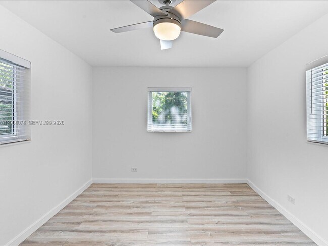 Building Photo - 5406 S Le Jeune Rd