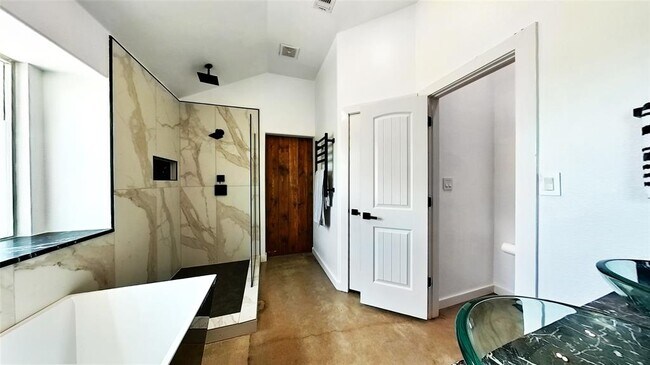 Building Photo - 2708 Kingsland Way
