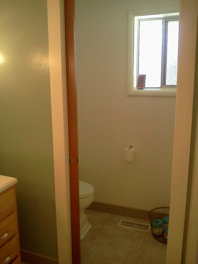 Building Photo - 1102 E Victor St