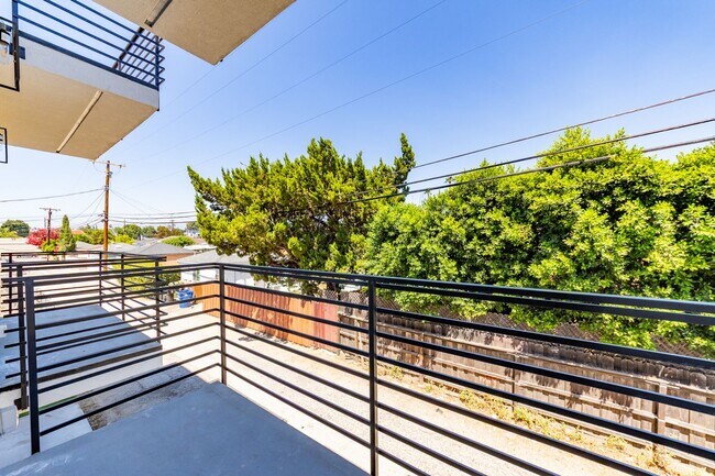 Building Photo - Designer-inspired, tri-level townhome offe...