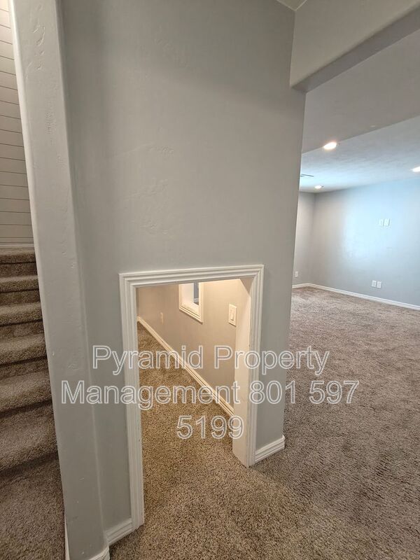 Building Photo - 2896 E Lookout Dr