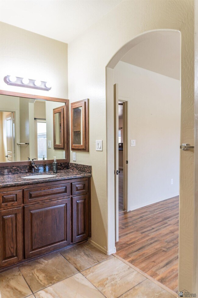 Building Photo - 2549 S 42nd Ave