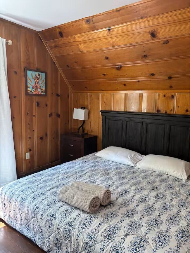 Building Photo - Vintage 5 bedroom Home with Three Car Garage