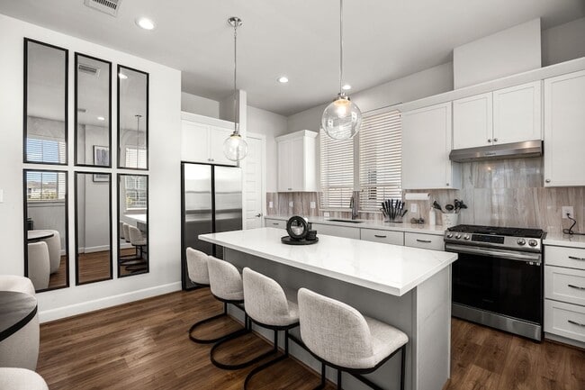 Building Photo - 2718 Grand Fountains Dr