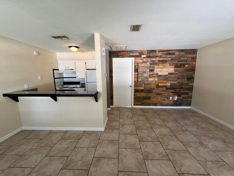 Building Photo - 715 Angelina Ln