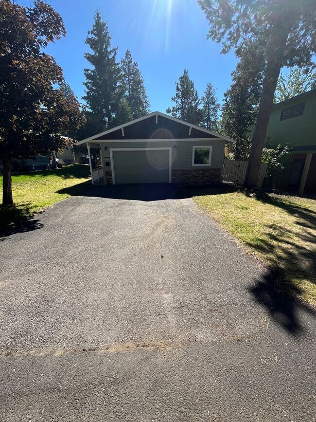 Building Photo - Charming Three Bedroom Home on Bend's West...