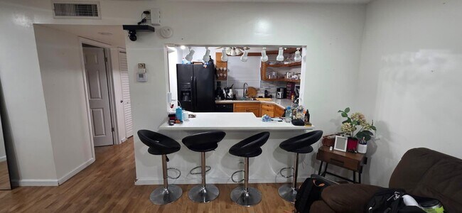 Building Photo - 725 Lori Dr