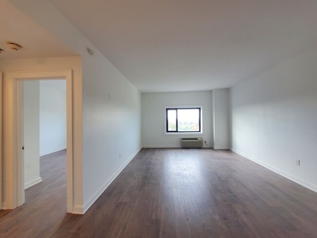Building Photo - Renovated, centrally located and with lots of amenities (& great views) describes this 11th fl, 2...