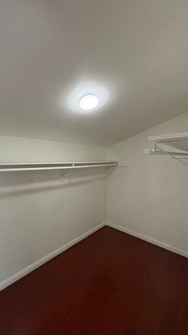 Building Photo - Cozy Home