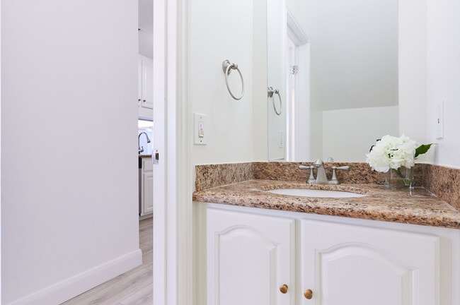 Building Photo - 28955 Oak Creek Ln