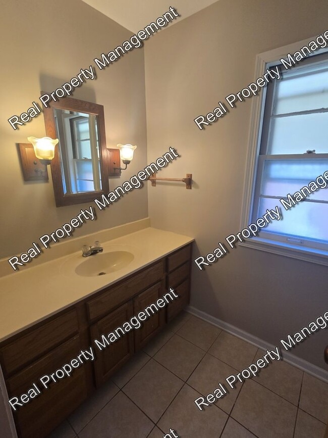 Building Photo - Spacious Three Bedroom