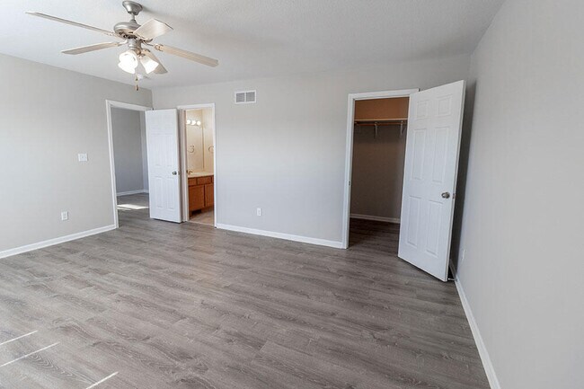 Building Photo - 1924 Center St