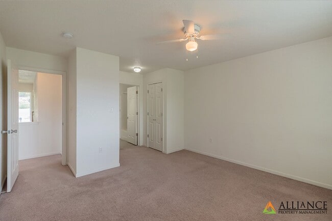 Building Photo - Town Home in West Manhattan!