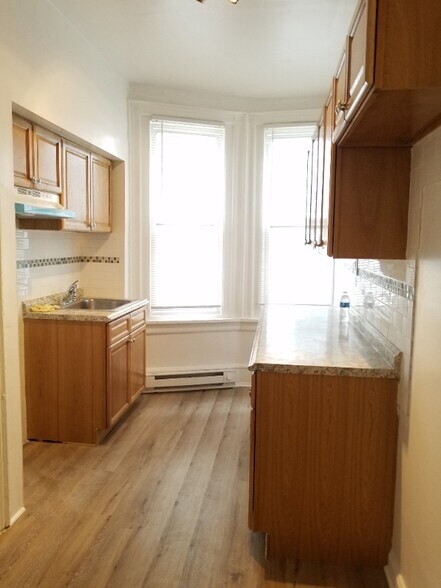 Building Photo - 431 E Walnut Ln