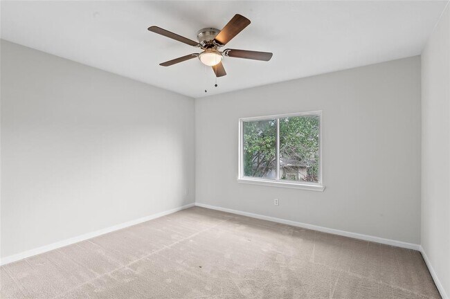 Building Photo - 4444 Victory Dr