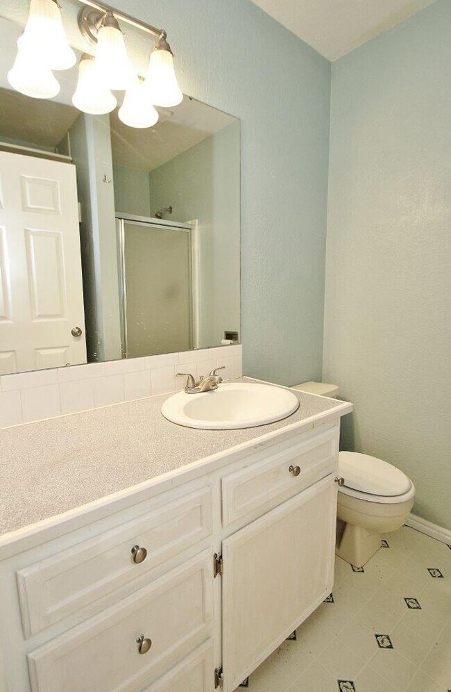 Building Photo - Clean & Move-In Ready Single-Level Home