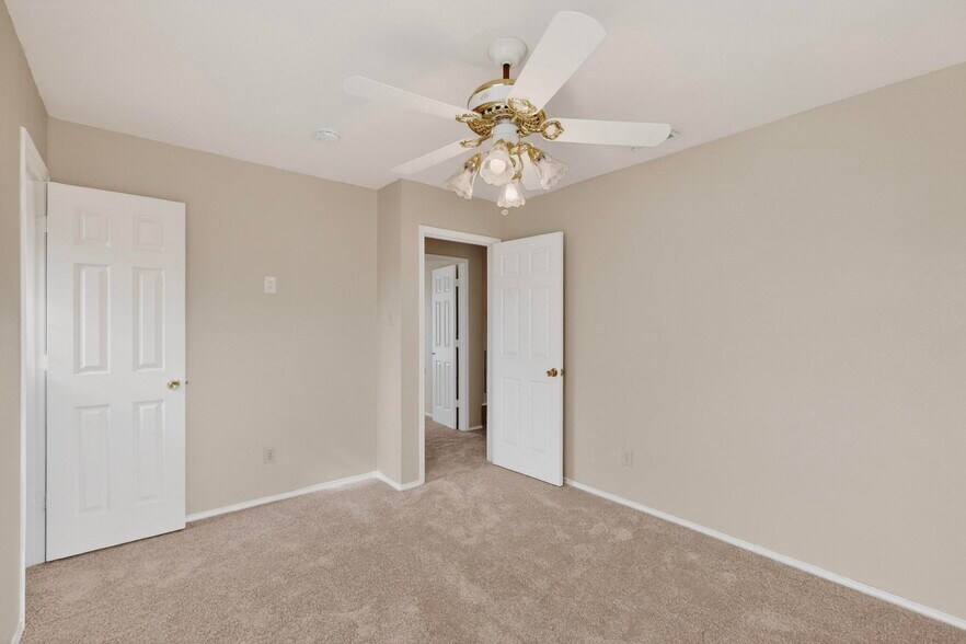 Building Photo - 636 Raintree Cir