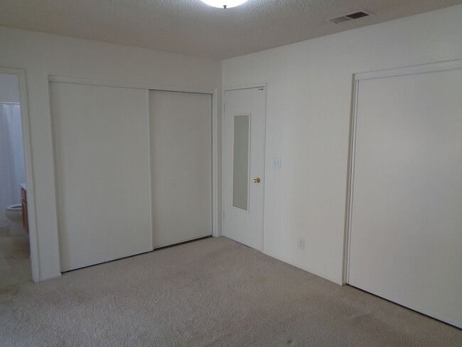 Building Photo - Cute and Clean 2 Bedroom Rosamond Home