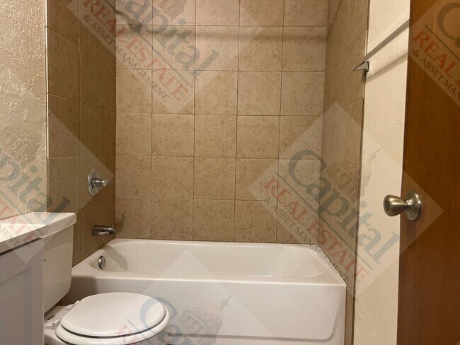 Building Photo - 1322 Glen Oaks Ct
